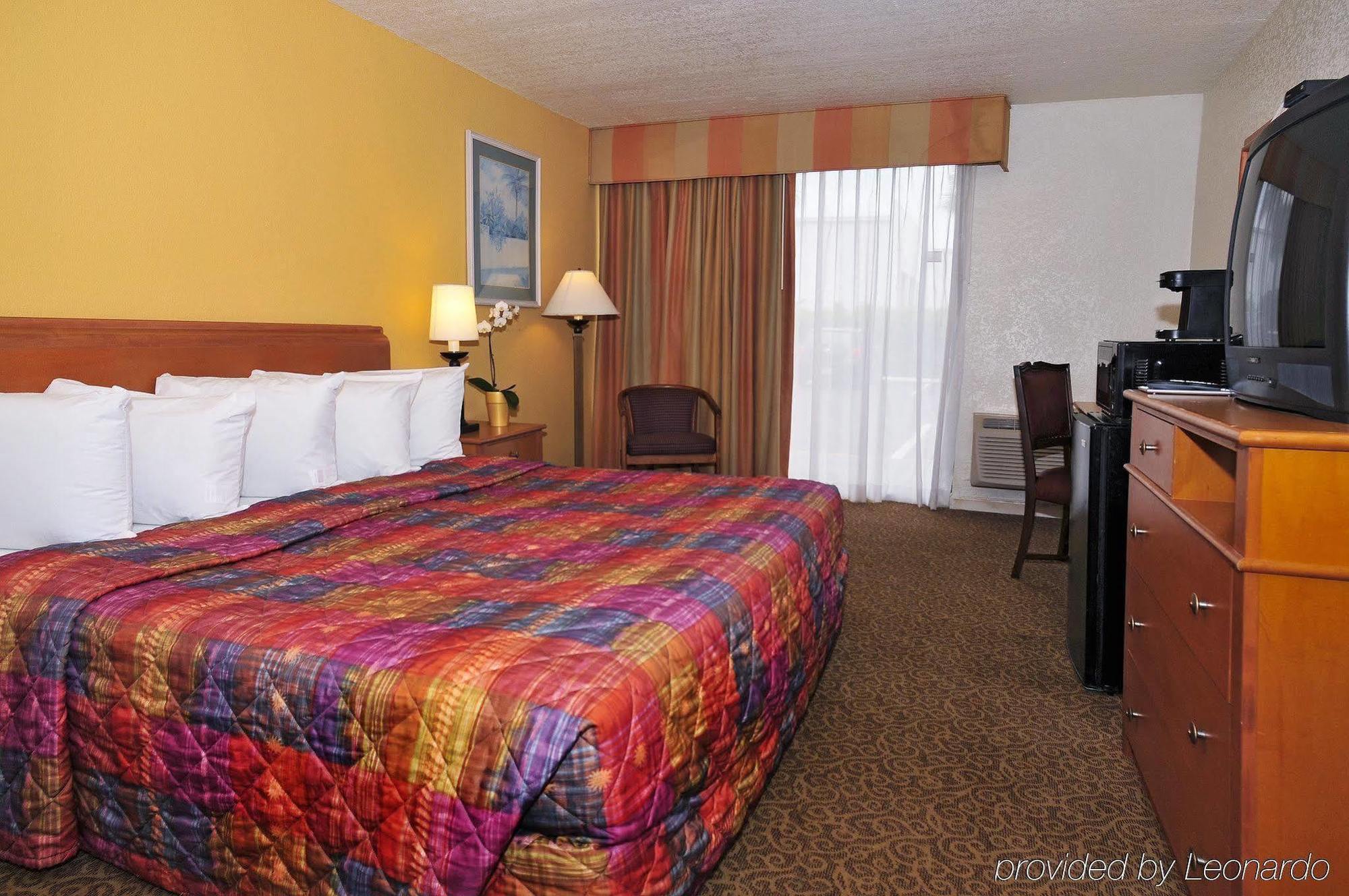 Days Inn By Wyndham Neptune Beach Джэксонвилл-Бич Экстерьер фото